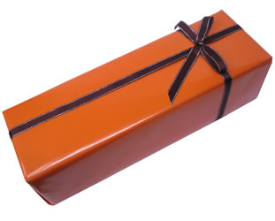 オレンジの包装紙に茶色のリボンを使い、上品な大人っぽさを演出しております。