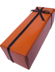 オレンジの包装紙に茶色のリボンを使い、上品な大人っぽさを演出しております。